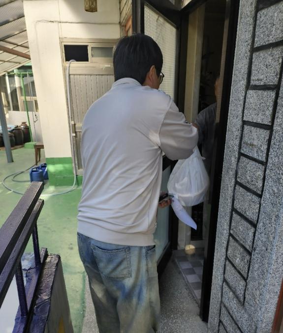 동두천 문화원 여성회, 보산동 중장년 취약계층에 계절김치 전달 기사 이미지