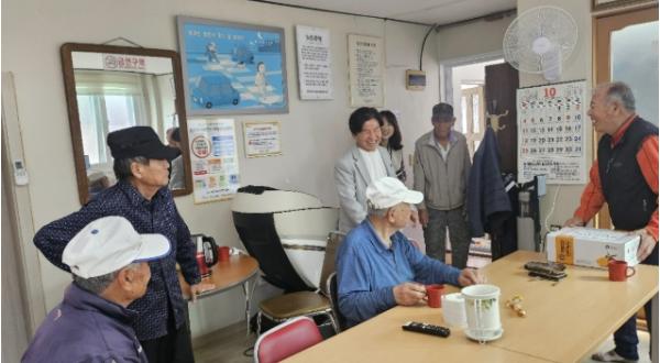 동두천시 보산동, 경로당 순회하며 감사 인사 전하고 어르신 안부 살펴.. 기사 이미지