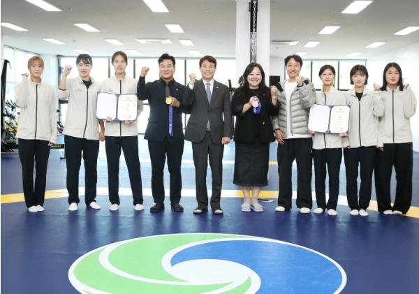 전문학 대전 서구청장, 여자태권도팀 선수단 노고 격려 기사 이미지