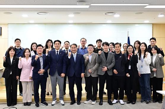 서울시의회 국민의힘 대표단, TBS 본사 전격 방문… 신임 대표 비롯한 현장 직원 목소리 들으며 ‘정상화 주도’ 기사 이미지